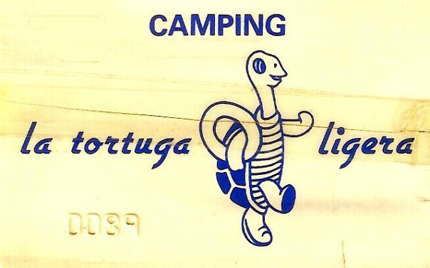 Parte delantera de una tarjeta para entrar el coche en el camping 'La Tortuga Ligera' de Gav Mar